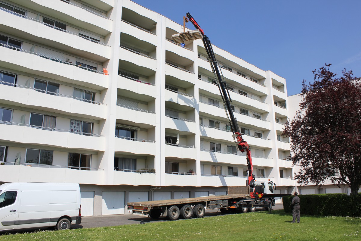 Location de camion avec une grue auxiliaire à PiréChancé